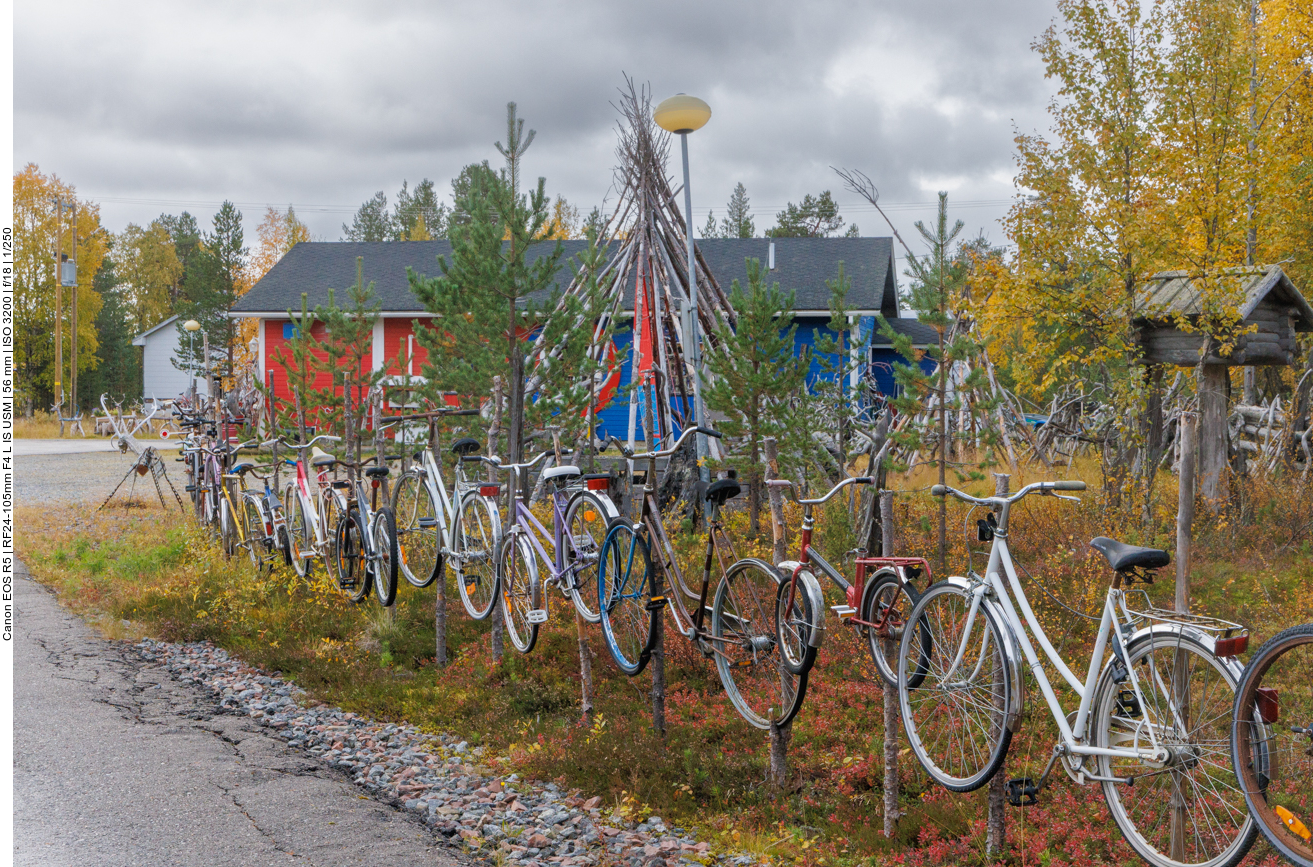 ... und hängt sich Fahrräder an den Zaun ;-)