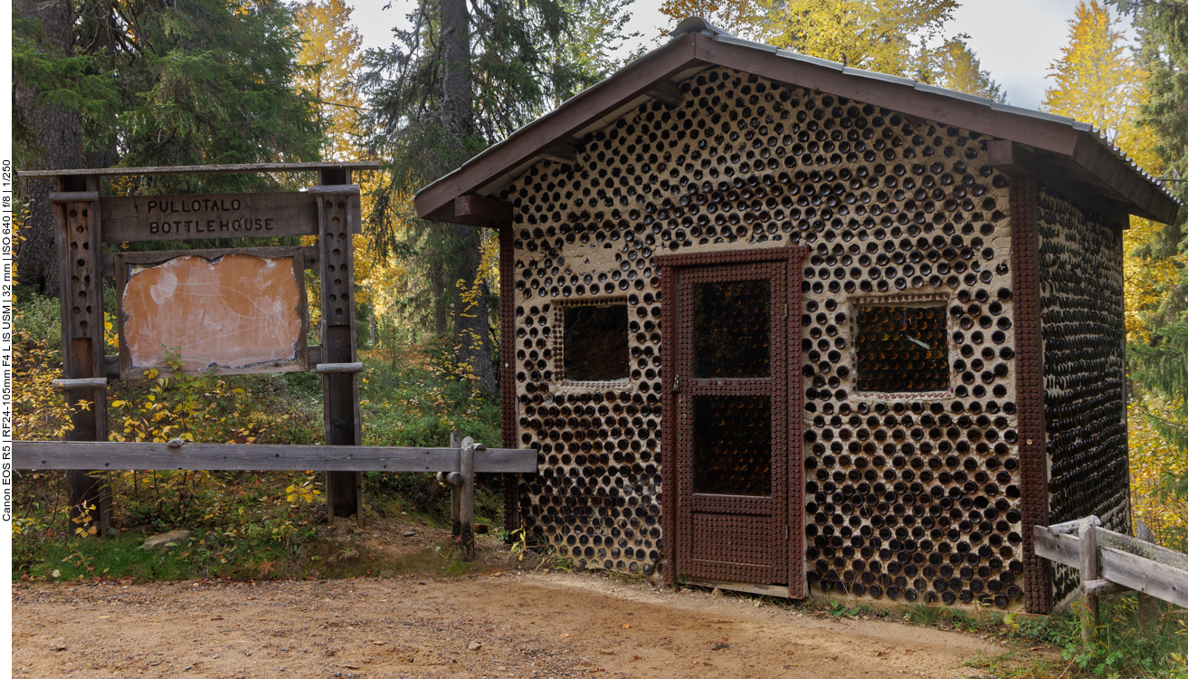 Ein Haus aus Flaschen gebaut