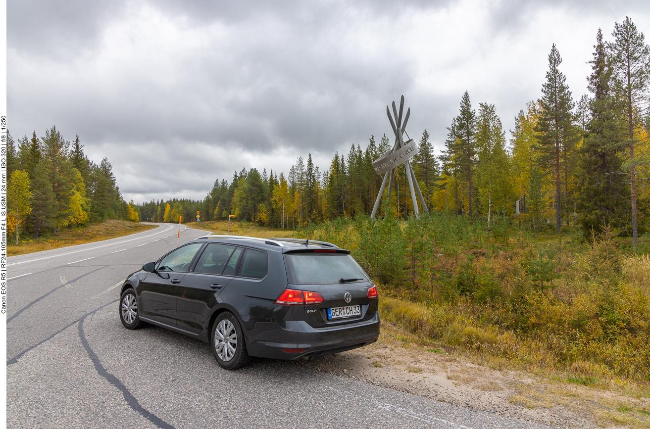 Etwas unspektakulär überschreiten wir den Arktic Circle