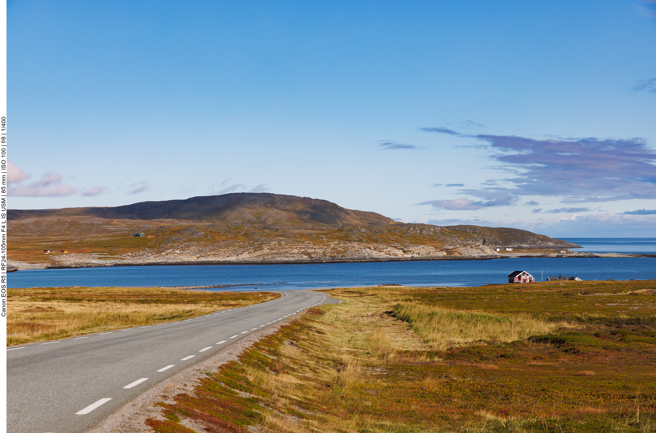 Mäandernte Küstenstraße