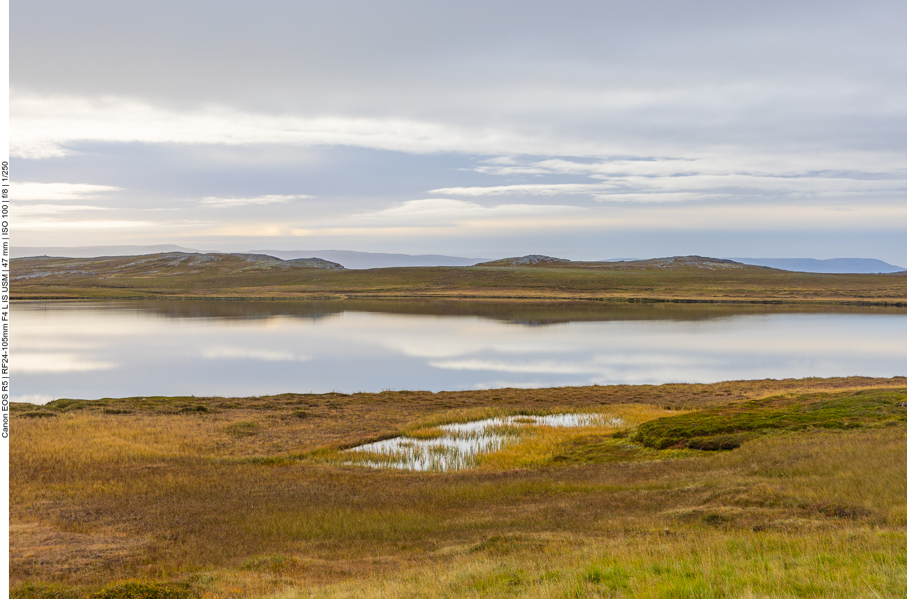 ... passieren wir einige still daliegende Seen