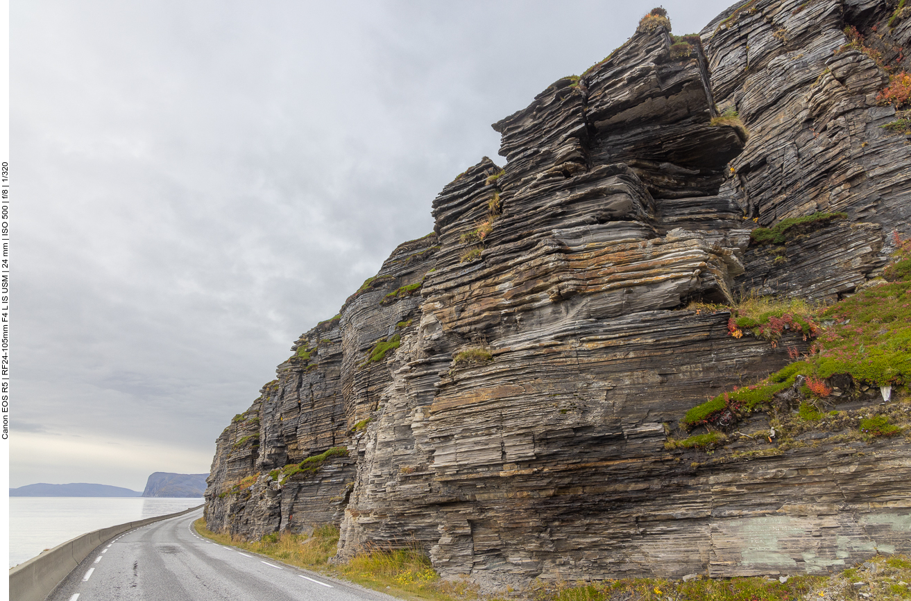 Felsen am Straßenrand
