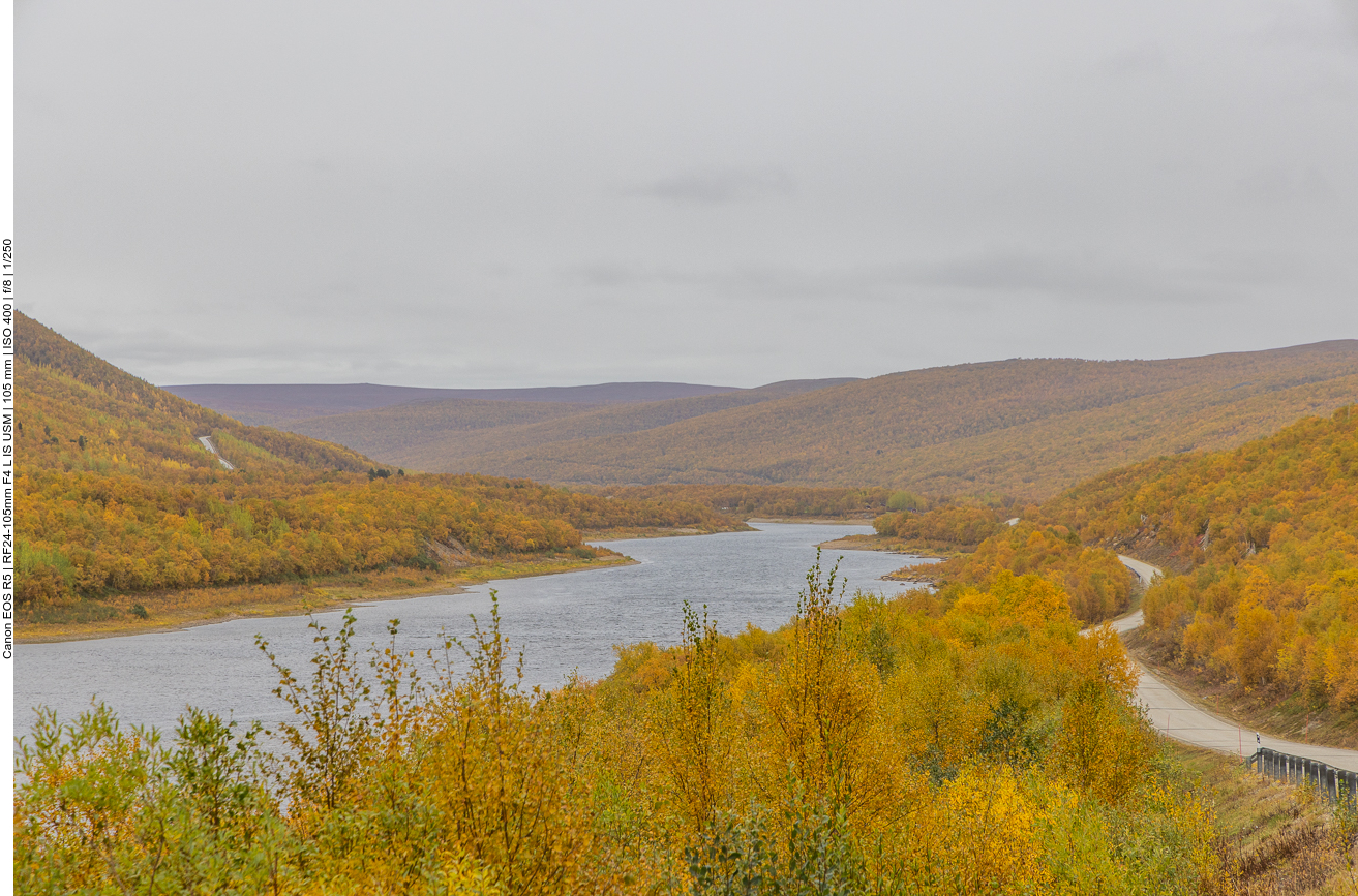 Links vom Fluss ist Norwegen, rechts ist Finnland