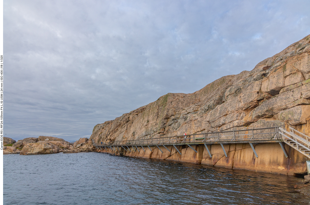 Holzsteg an einer Felswand
