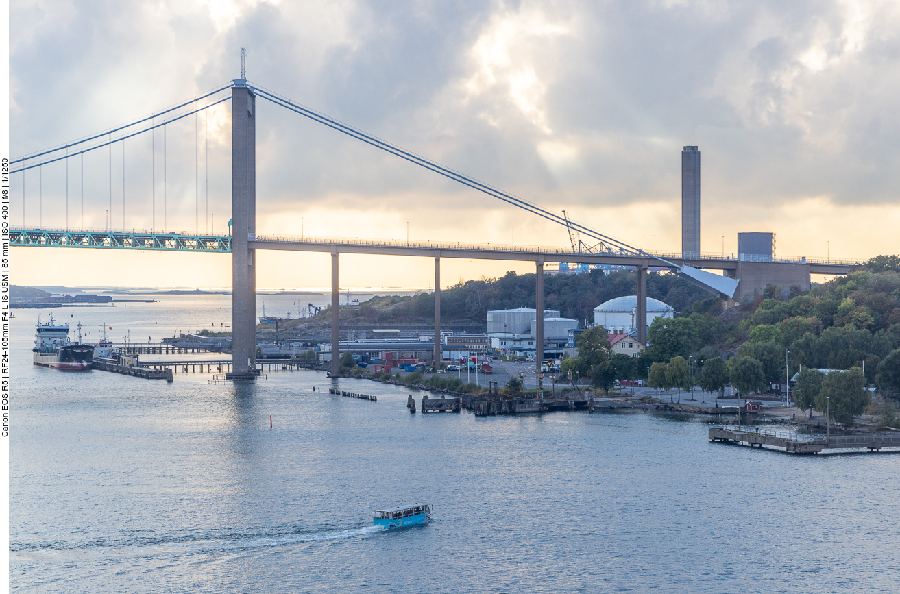 Ein Bus kreuzt unseren Weg bei der Ausfahrt aus dem Hafen von Göteborg ;-) 