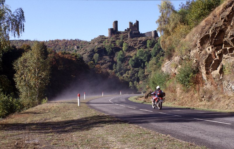 Zwischen Nebelschwaden taucht eine alte Burg auf