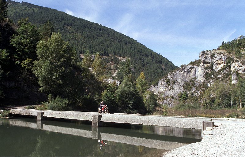 Überqueren des Tarn auf einer stegartigen Brücke
