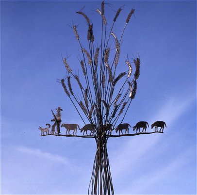 Nahaufnahme des Wegekreuzes, Ackerbau und Viehzucht unter Gottes Schutz
