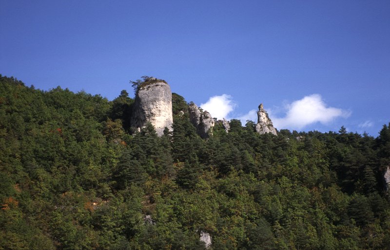 Große Felsen und Felsnadeln prägen das Landschaftsbild