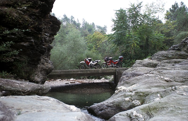 Unter der Brücke verschwand das Flüsschen im Nichts