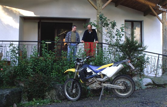 Rainer und Herbert vor Herberts Husky
