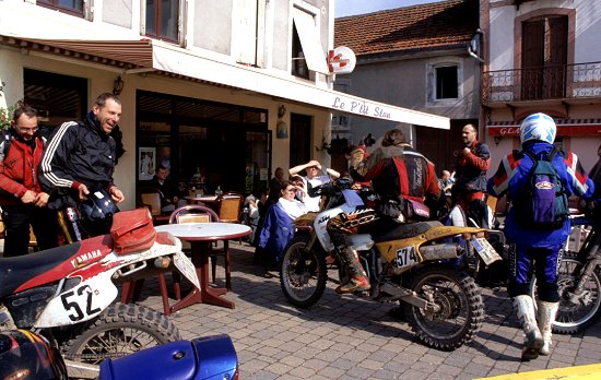 Treffen in einem Café in Bruyeres