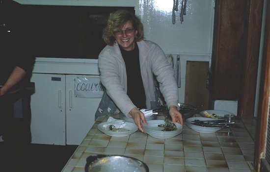 Helga beim Abwasch