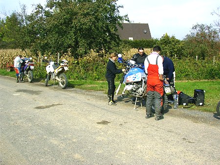 Erste Panne: Ein Steindurchschlag am Vorderreifen der BMW