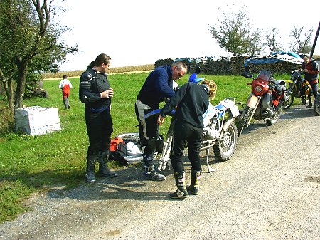 Dirk, Michael und Doris am Schrauben
