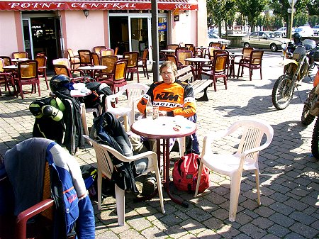Die "Horde" im Café in Bruyeres