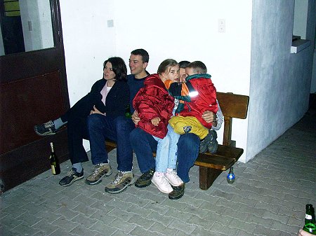 Von l nach r: Gisi, Marco Carlo mit Julia und Artus auf dem Schoß