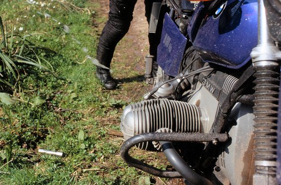 Durch das Drehen des Motors wird das Wasser aus den Zylindern gedrückt