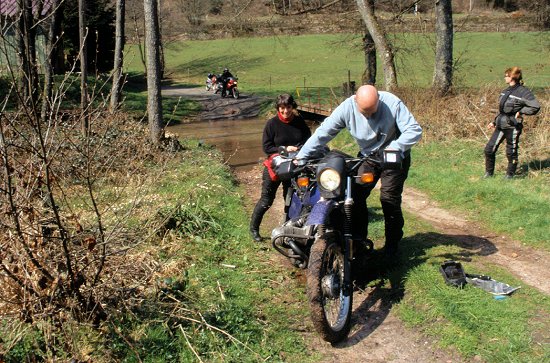 Dann kommen die Zündkerzen raus und der Motor wird mit dem Kickstarter gedreht