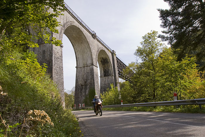 Wieder eine der zahlreichen Eisenbahnbrücken
