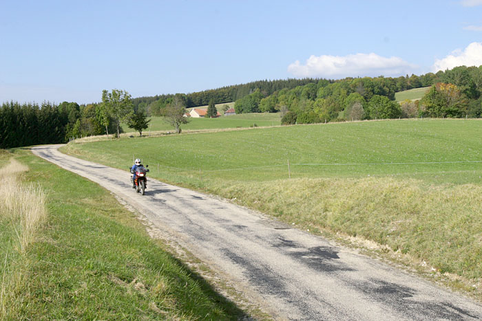 Kleine Sträßchen führen durch die Hügellandschaft