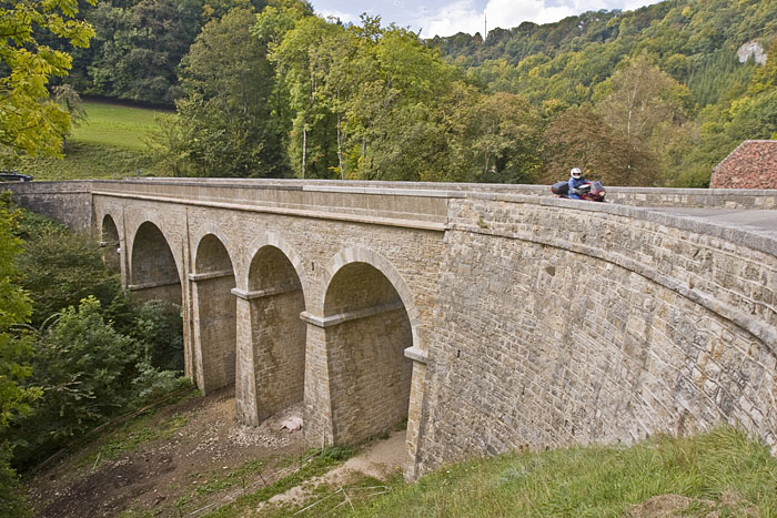 Wieder eine nette Brücke, aber was liegt da unten im Schatten?