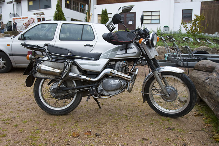 Birgits Scrambler hat die KTM- und DRZ-Meute überrascht