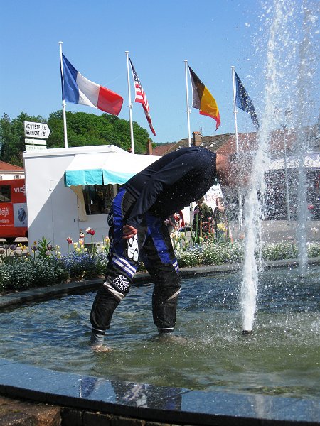 Immer kuehlen Kopf bewahren! Juergen nimmt eine Dusche...