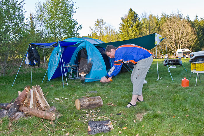 Dirk beim Holz hacken