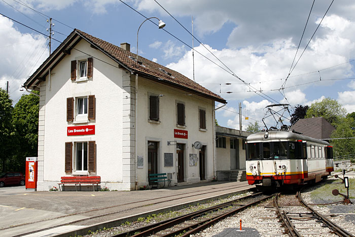 Der Bahnhof von Les Brenets mit elektrischem Triebwagen Typ BDe 4/4 der Transports Régionaux Neuchâtelois (TRN)