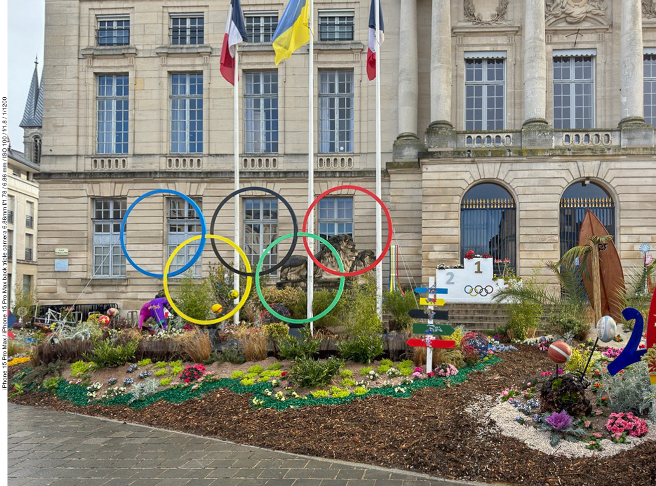 Das Rathaus von Châlons-en-Champagne ist mit olympischen Symbolen geschmückt ...