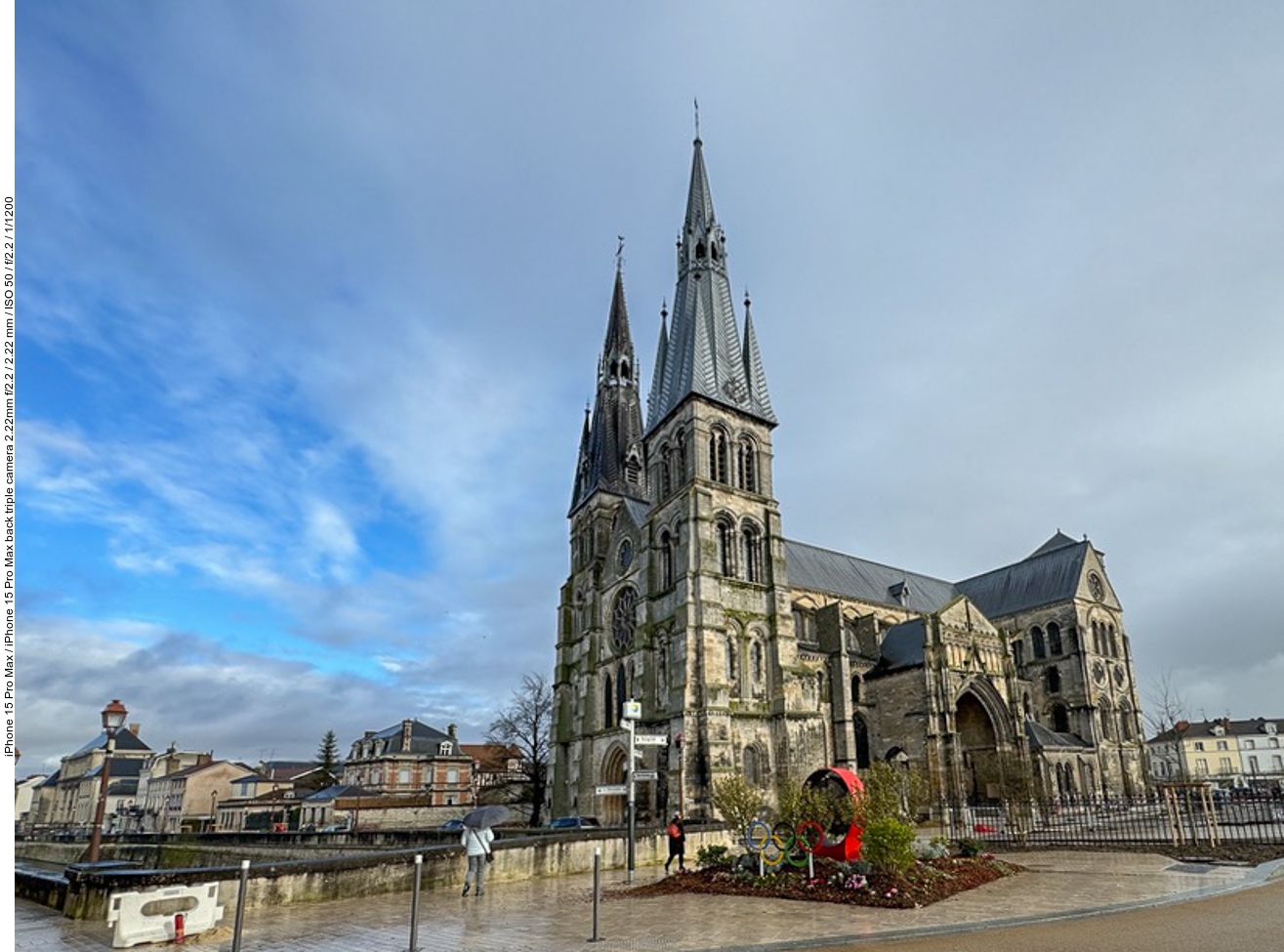 Die Kirche Notre-Dame-en-Vaux („Unsere Liebe Frau in den Tälern“) ist eine Stifts- und Wallfahrtskirche