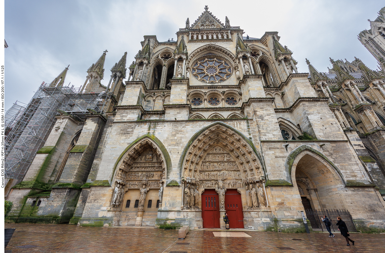 Kathedrale von Reims von der Seite (da ist der Ausgang)