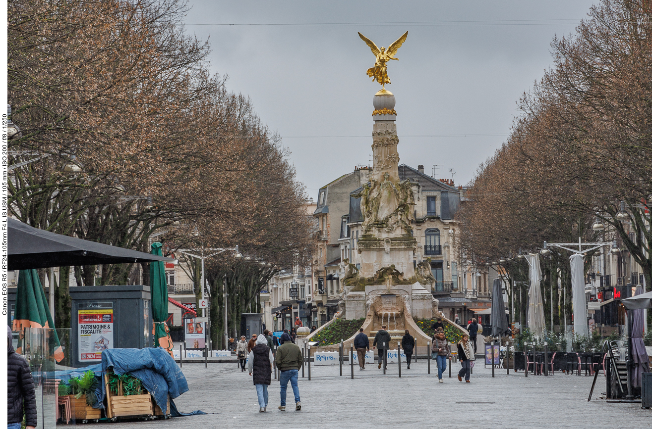 Goldene Engel-Statue