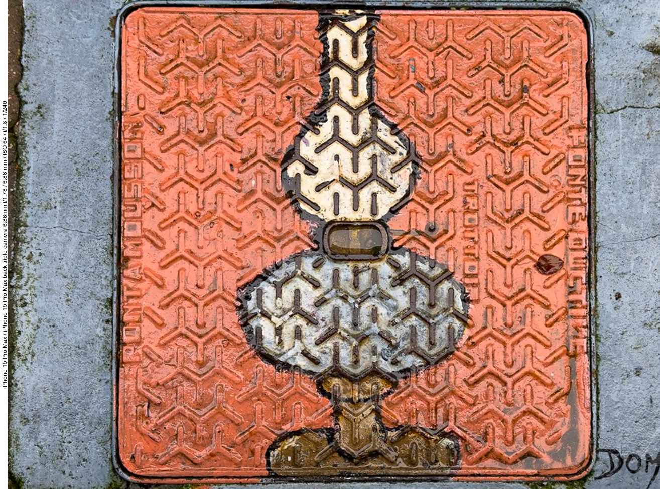 Lampe auf einem Kanaldeckel
