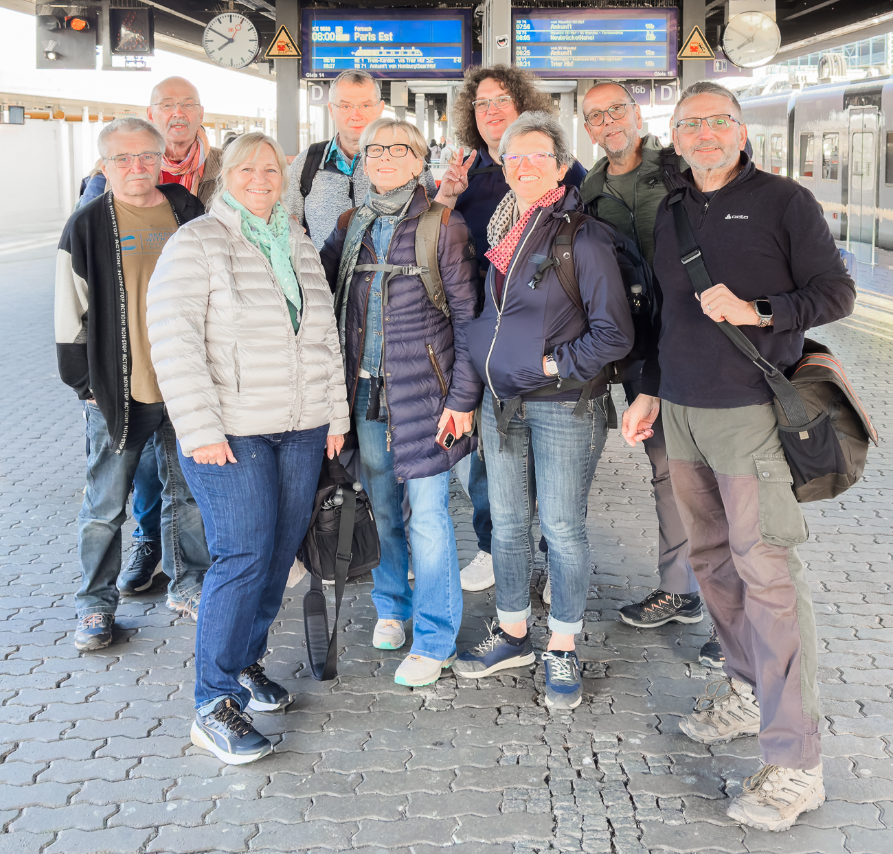 Kurz vor der Abfahrt, Gruppenfoto am Saarbr&uuml;cker Bahnhof