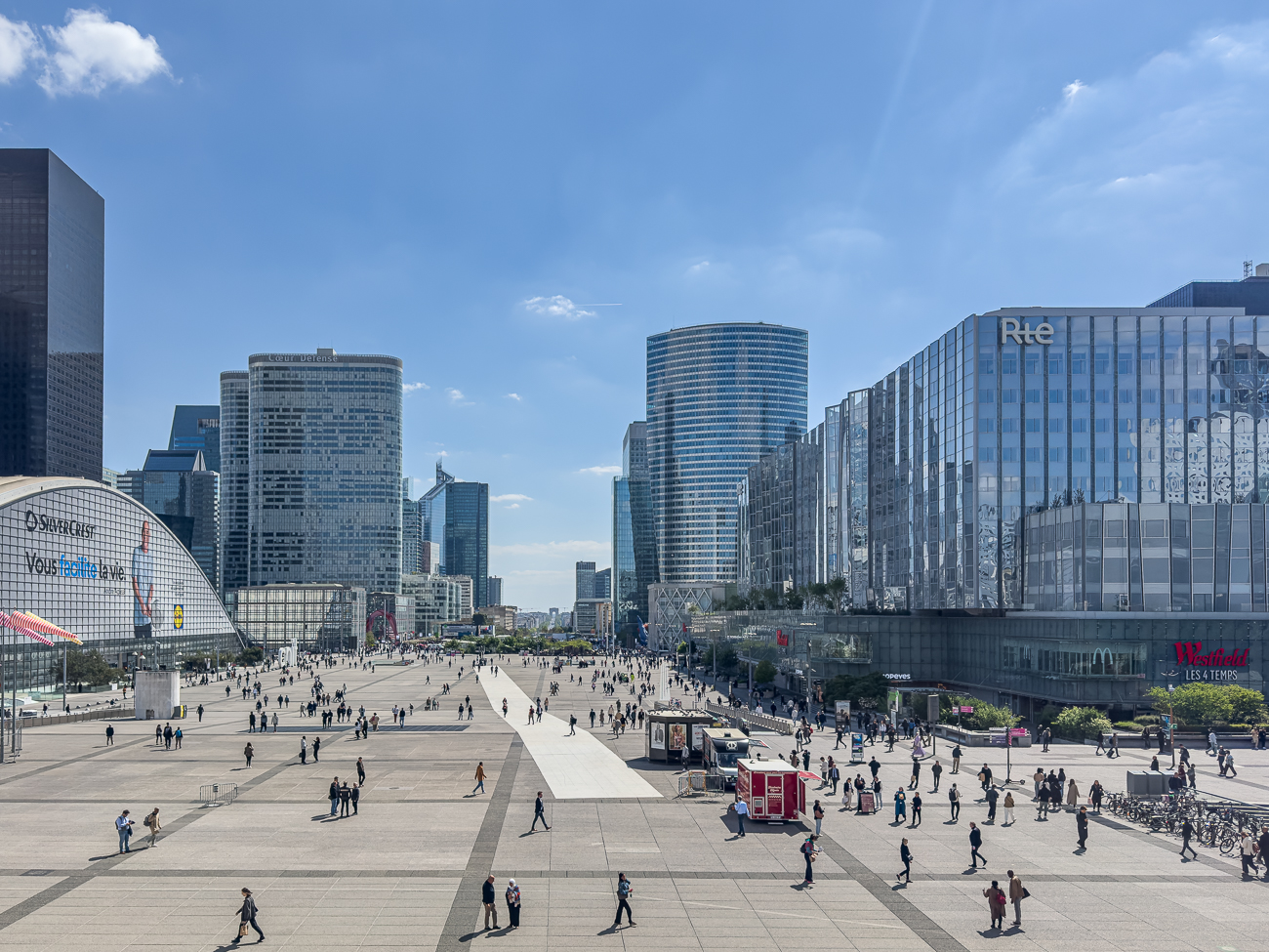 Blick vom Grande Arche auf die Fu&szlig;g&auml;ngerzone