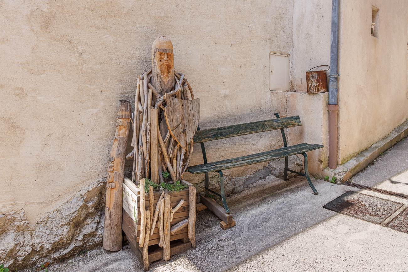Holzskulptur in der Gasse
