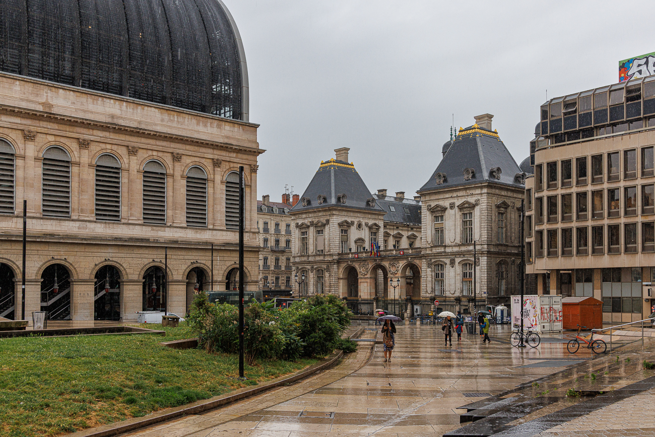 Kaum dem Parkhaus entstiegen, empfängt uns der Regen