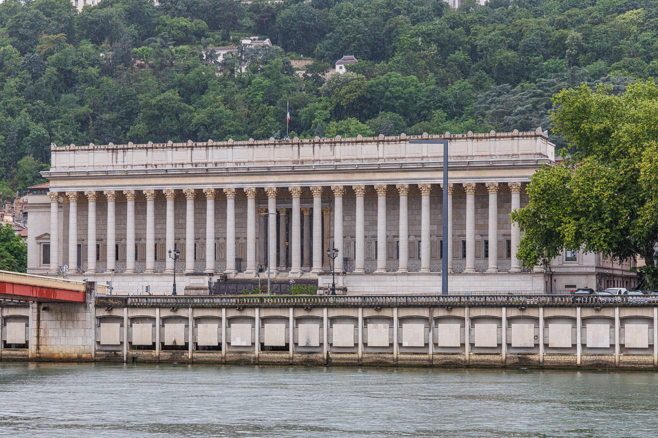 Dies ist der historische Justizpalast von Lyon, der auch als "Les vingt-quatre colonnes" (Die vierundzwanzig Säulen) bekannt ist