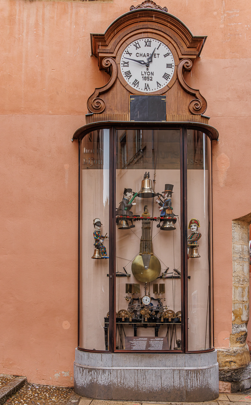 Dies ist die historische Charvet-Uhr (Horloge Charvet), die ursprünglich 1864 für ein Kurzwarengeschäft gebaut wurde. Sie ist auch als "Guignol-Uhr" bekannt, da sie Automatenfiguren der berühmten Lyoner Puppenspielcharaktere wie Guignol und Gnafron enthält. Die Uhr wurde aufwendig restauriert und befindet sich seit Januar 2021 an der Fassade des Hôtel de Gadagne im Stadtteil Vieux Lyon. Das monumentale Uhrwerk ist etwa sieben Meter hoch und spielt alle 15 Minuten Westminster-Glockenspiele.