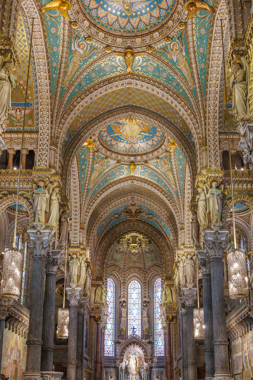 Das Gew&ouml;lbe ist reich vergoldet und mit detaillierten Mosaiken im byzantinischen und romanischen Stil verziert