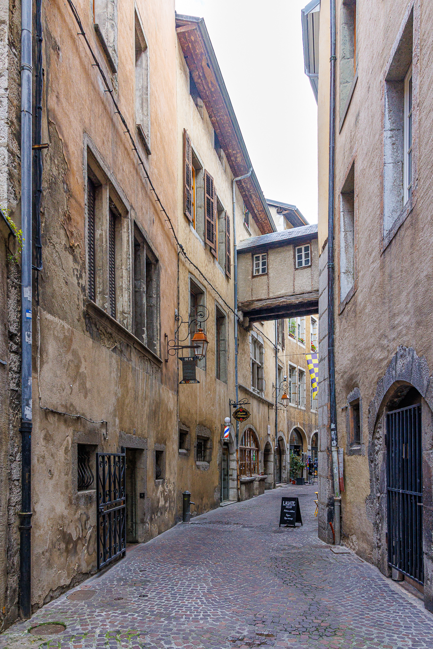 Rue Basse du Château in der Altstadt. Diese schmale Gasse stammt aus dem 14. Jahrhundert und ist eine der ältesten Straßen der Stadt. Sie beherbergt eine der letzten überdachten Holzbrücken (Passerelle), die die Häuser über der Straße verbinden