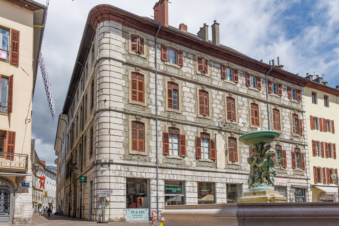 Das historische H&ocirc;tel du Bourget am Place Saint-L&eacute;ger