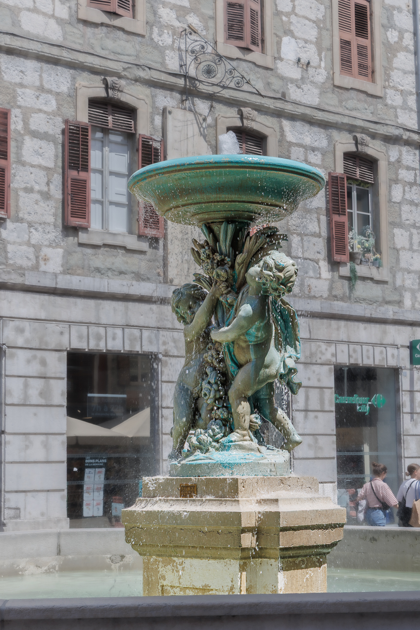 Der historische Brunnen Fontaine de la place Saint-L&eacute;ger 