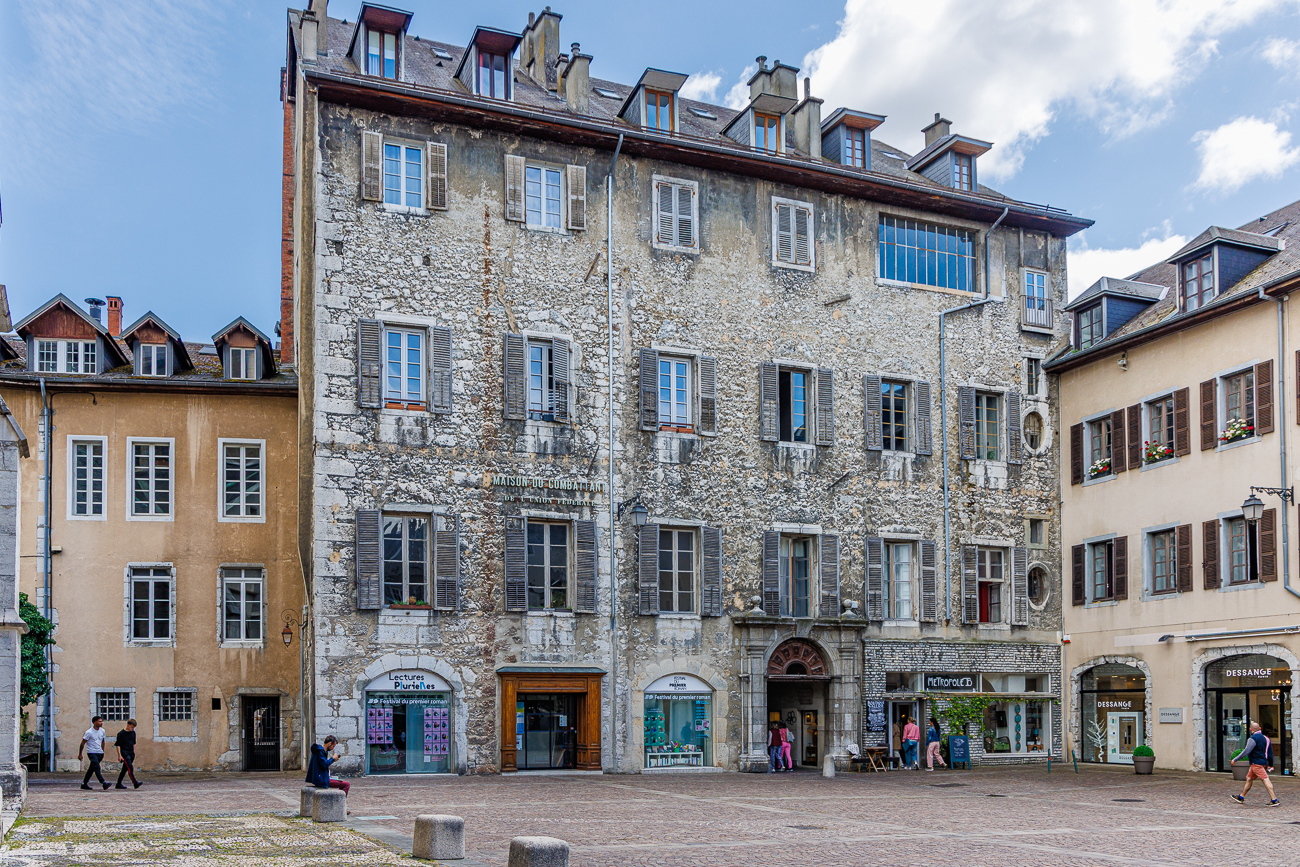 Historisches Geb&auml;ude dessen Fassade sich durch eine unverputzte Steinoptik mit grauen Fensterl&auml;den auszeichnet