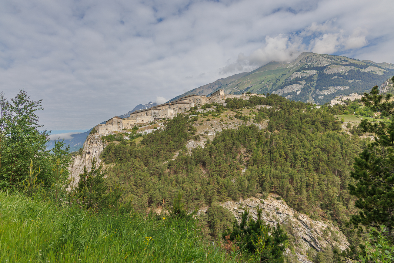 Fort Victor-Emmanuel, das Teil der historischen Festungsanlage Barrière de l'Esseillon im Maurienne-Tal in Savoyen