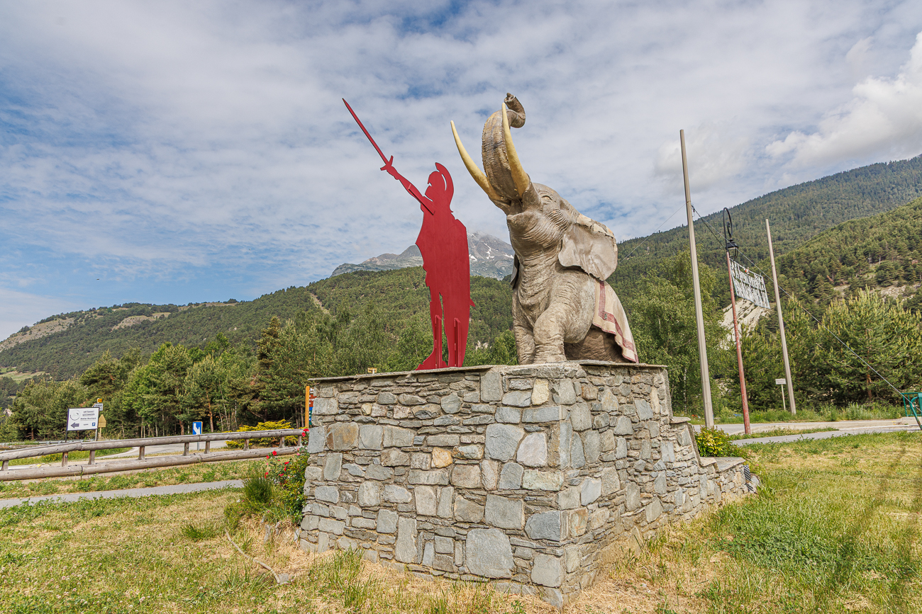 Dieses Denkmal in Bramans, Frankreich, zeigt eine lebensgroße Statue eines Elefanten mit Hannibal, der sein Schwert hebt