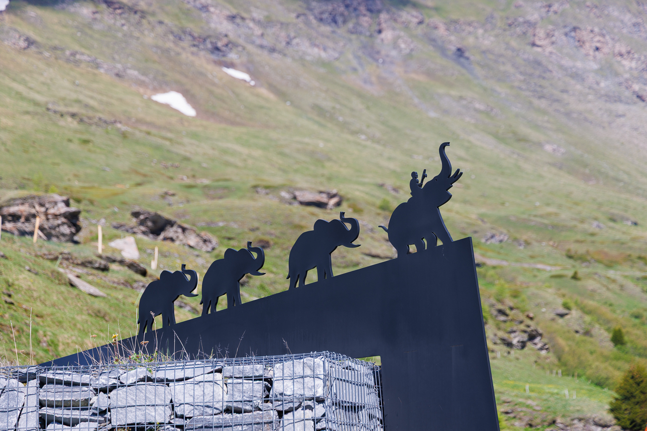 Diese Skulptur am Col du Mont-Cenis in Frankreich erinnert an Hannibals Alpenüberquerung mit Elefanten