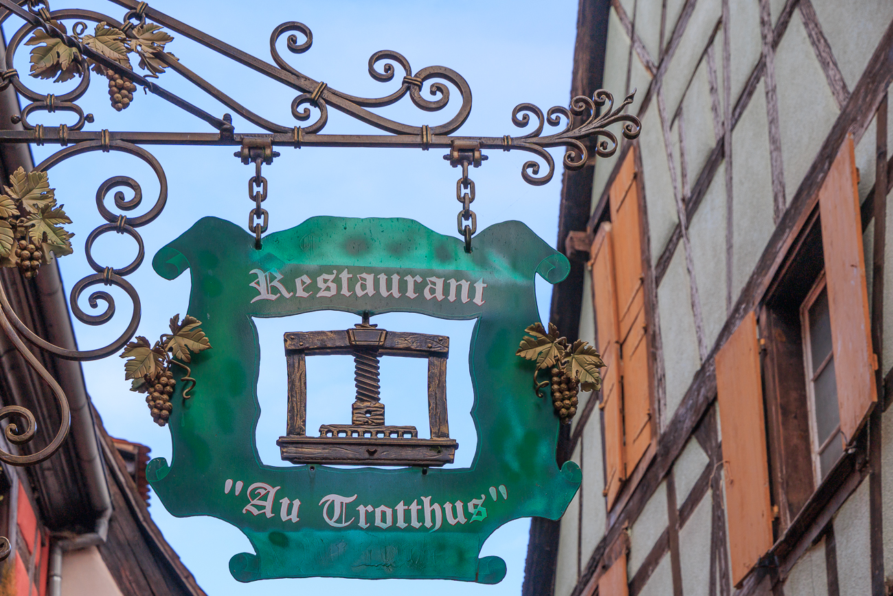 Eines der zahlreichen "Nasenschilder" der Gasth&auml;user und Gesch&auml;fte